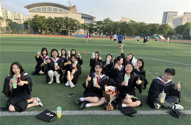 武漢輕工大學外語學院畢業(yè)生收到奶茶后合影。武漢輕工大學供圖