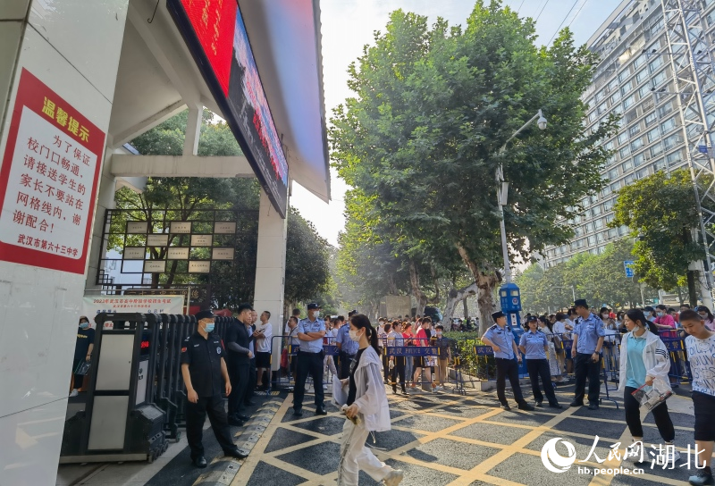 武漢市第六十三中學(xué)考點(diǎn)，考生有序進(jìn)入考場(chǎng)。人民網(wǎng)記者 周雯攝