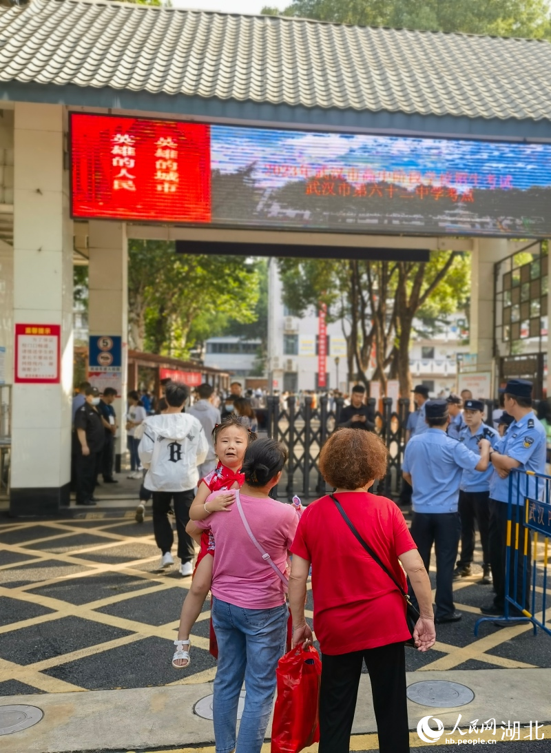 送考的妹妹看到哥哥進(jìn)入考場(chǎng)，舍不得的哭了起來(lái)。人民網(wǎng)記者 周雯攝