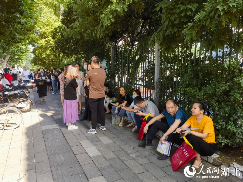 考點(diǎn)外，家長(zhǎng)耐心等待著。人民網(wǎng)記者 周雯攝