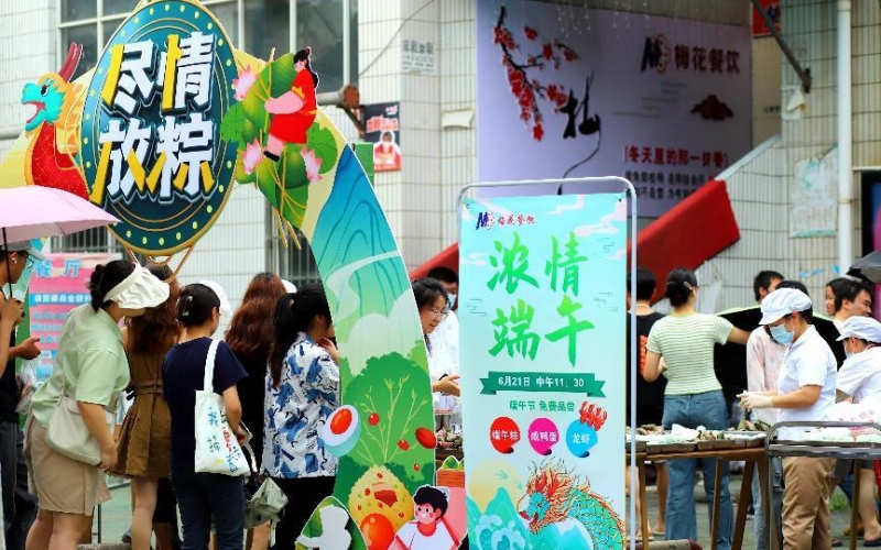 武漢輕工大學(xué)學(xué)生在排隊領(lǐng)取端午節(jié)禮物。陳卓琳攝