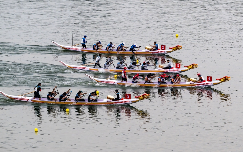 龍舟比賽現(xiàn)場(chǎng)。鄭家裕攝