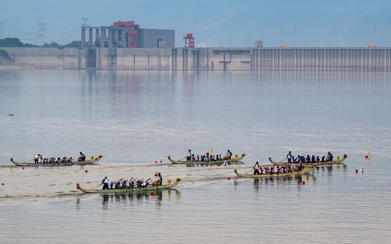 龍舟比賽現(xiàn)場(chǎng)。鄭家裕攝