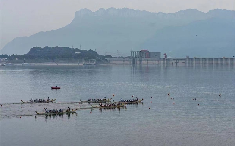 龍舟比賽現(xiàn)場(chǎng)。鄭家裕攝
