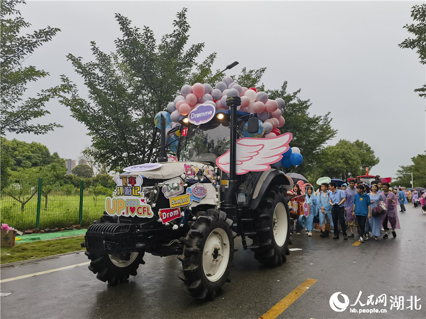 “鋼鐵長龍”農機巡游。人民網 周雯攝