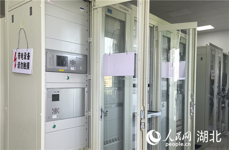 110千伏塔西路變電站主控室內(nèi)，設(shè)備等待投產(chǎn)前的調(diào)試。人民網(wǎng)記者 周恬攝