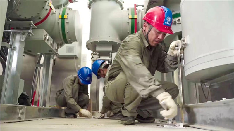 端午節(jié)期間，國(guó)網(wǎng)武漢供電公司華源電力有限公司變電工程部副主任陳世雄帶領(lǐng)施工人員在110千伏塔西路變電站進(jìn)行設(shè)備安裝。國(guó)網(wǎng)武漢供電公司供圖