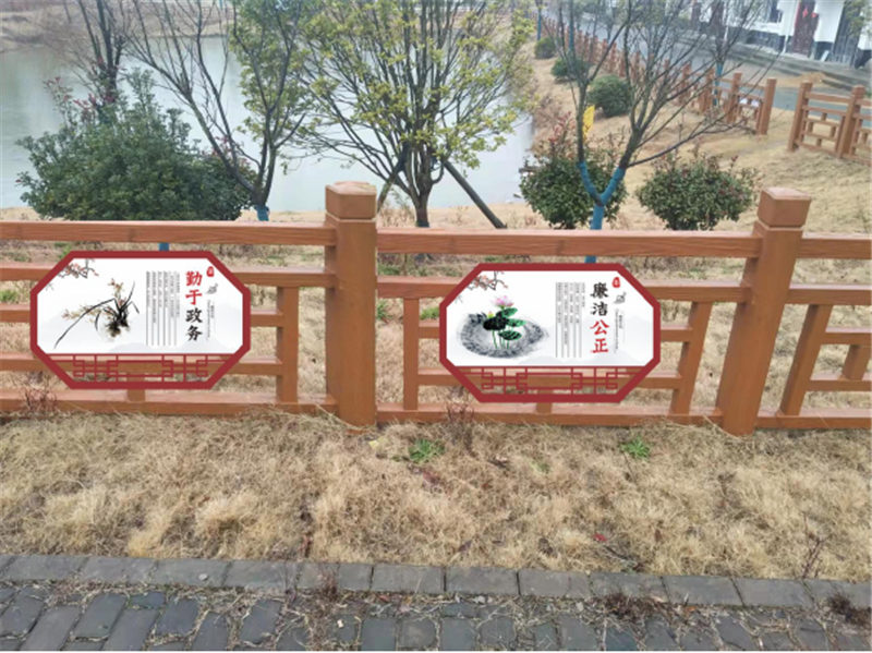 白塘村水塘圍欄文化宣傳和村民手冊、村規(guī)民約。劉鄭哲攝