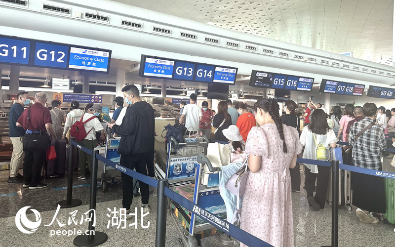 旅客排隊(duì)辦理值機(jī)手續(xù)。人民網(wǎng)記者 張沛攝