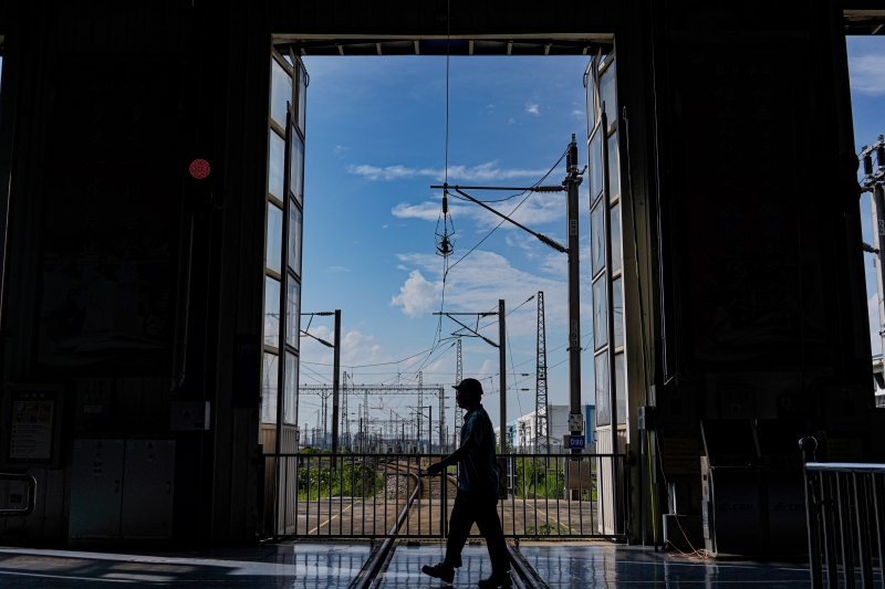 動車組機械師在對列車進行檢修。鄒政攝