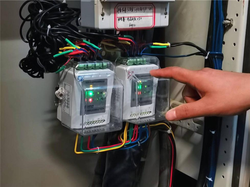 國網(wǎng)湖北綜合能源服務(wù)有限公司自主研發(fā)的“一拖四”計量表計。人民網(wǎng)實習(xí)生 王止銘攝