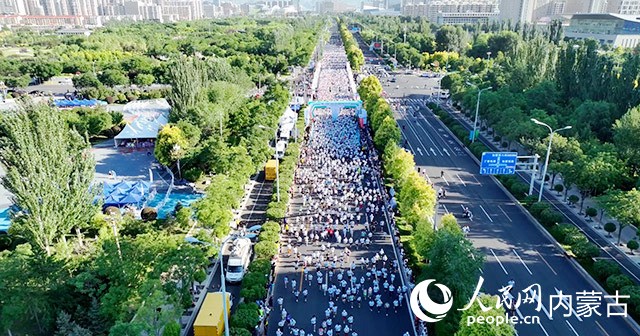航拍2023呼和浩特馬拉松起跑。 人民網(wǎng) 孟佳澍 攝