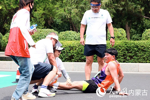 醫(yī)療保障隊(duì)正在為運(yùn)動(dòng)員治療。 主辦方供圖
