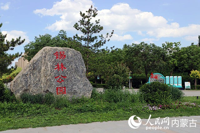 全馬11公里、半馬折返點(diǎn)周邊的錫林公園。 人民網(wǎng) 苗陽(yáng)攝