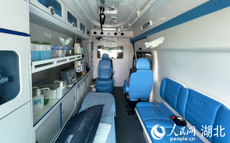 車內(nèi)急救設(shè)備、5G設(shè)備一應(yīng)俱全。人民網(wǎng)記者 周恬攝