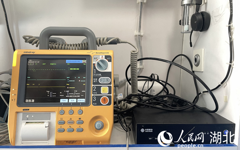 車內(nèi)的監(jiān)護(hù)儀和車載路由器。人民網(wǎng)記者 周恬攝