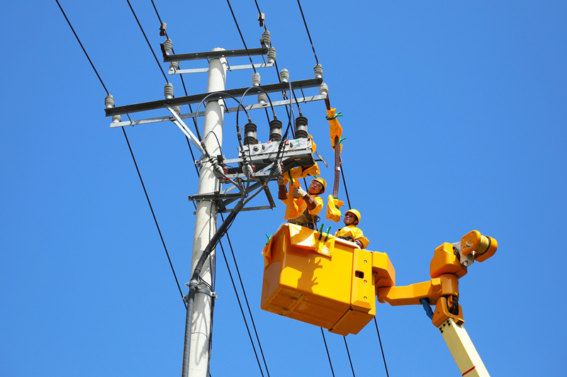 7月5日，國網(wǎng)遠(yuǎn)安縣供電公司工作人員在10kV沮陽線開展帶電消缺，保障居民“清涼電”供應(yīng)不間斷。游鈐章攝