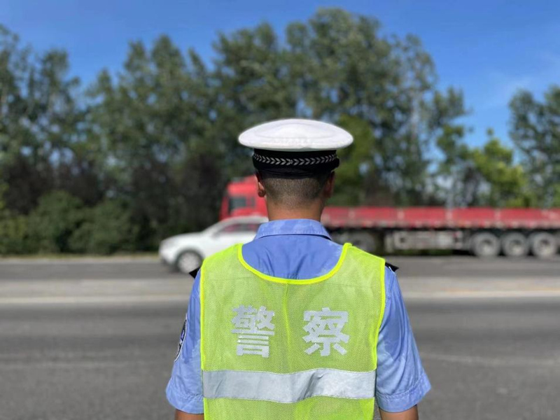 荊門交警在迎春大道執(zhí)勤照片，高溫天氣下，不一會兒汗水就打濕了后背。陳慧霖攝