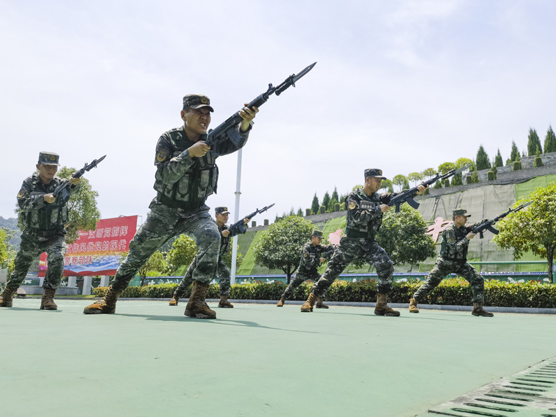 武警黃岡支隊(duì)官兵在高溫中堅(jiān)持訓(xùn)練，苦練本領(lǐng)，錘煉作風(fēng)。龔誠攝