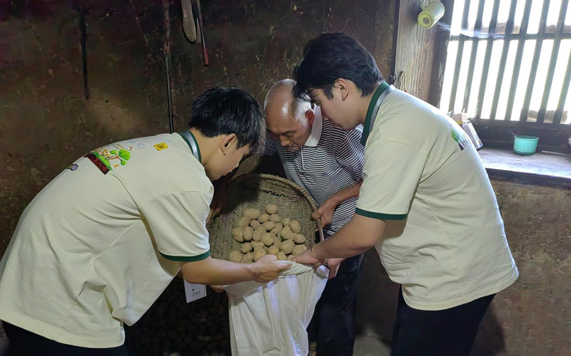 武漢大學生下鄉(xiāng)直播帶貨 助農(nóng)拓銷路、增收入【2】