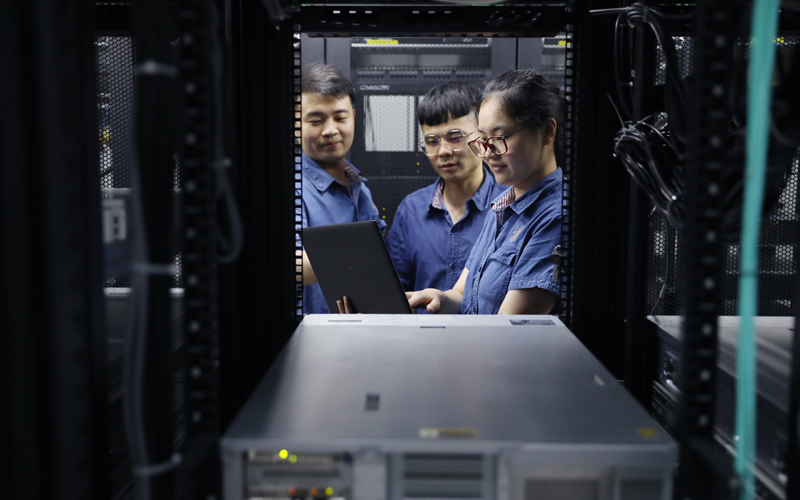 應(yīng)用與信息安全技術(shù)小組測試服務(wù)器性能。楊明玥攝