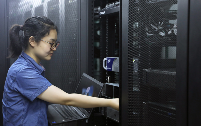 信息安全技術(shù)員紀(jì)妙巡檢工廠服務(wù)器機(jī)房。楊明玥攝