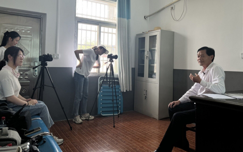 實踐隊員與村支書交談。