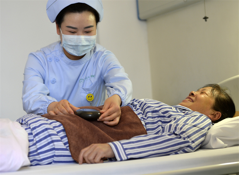 婦科砭石熱敷。武漢市中醫(yī)醫(yī)院供圖