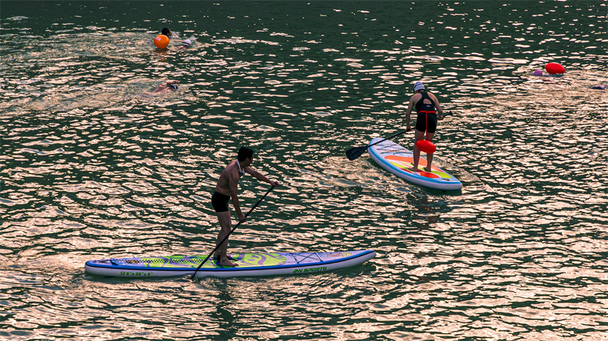 湖北建始：槳板運(yùn)動(dòng)在業(yè)州城廣潤(rùn)河上悄然興起