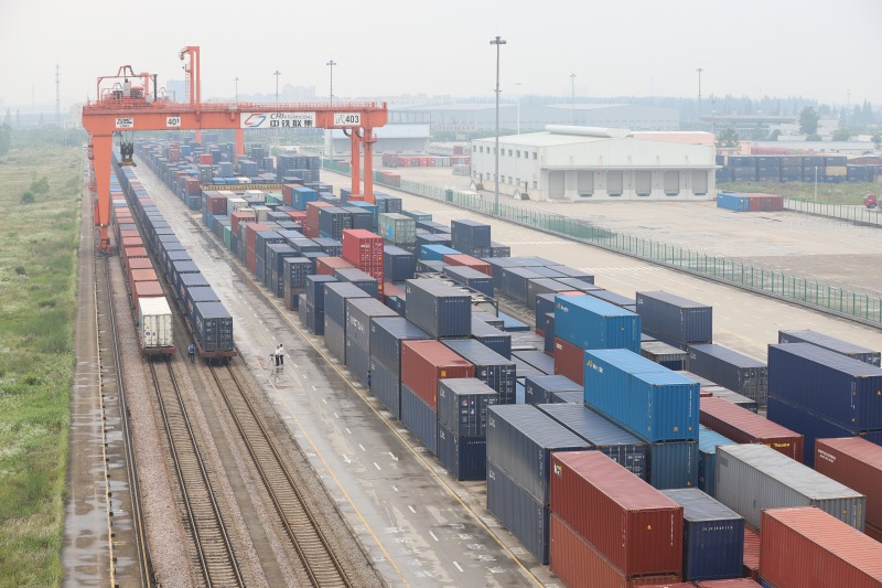 吳家山中心站繁忙的裝車現(xiàn)場作業(yè)。丁旭攝.