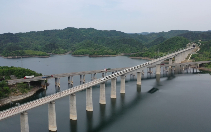 漢十高鐵動車組在丹江口水庫上飛馳。劉宏偉攝