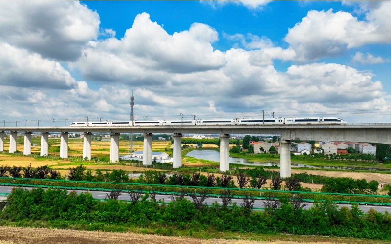 動車在鄭渝高鐵線上行駛。鄒政攝