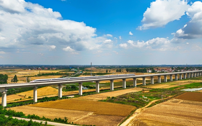 動車在鄭渝高鐵線上行駛。鄒政攝
