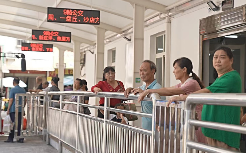 老年人免費(fèi)乘城鄉(xiāng)公交。程思攝