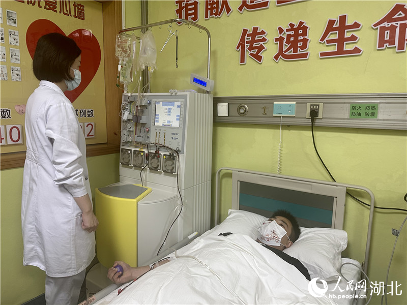 王虎正在采集造血干細(xì)胞。人民網(wǎng)記者 張沛攝