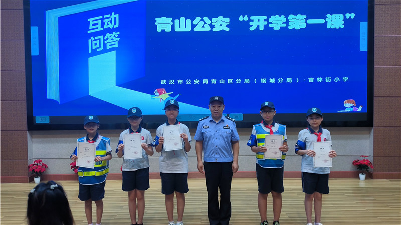 民警為少警隊(duì)員頒發(fā)“校園維權(quán)觀察員”聘書。