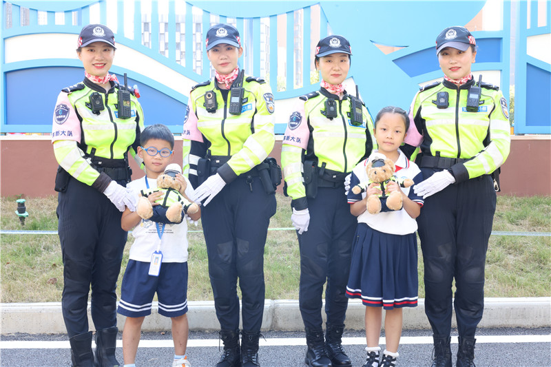 東新交警進(jìn)校園開展交通安全教育。
