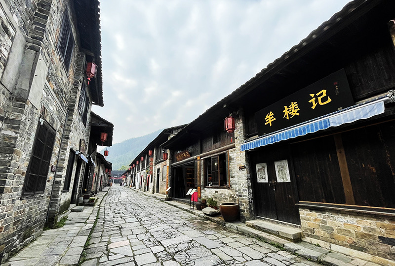 湖北省赤壁市羊樓洞古鎮(zhèn)古街。人民網(wǎng)記者 關(guān)喜艷攝