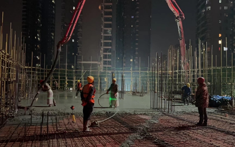 漢口醫(yī)院心肺康復(fù)大樓塔樓夜間施工現(xiàn)場作業(yè)。 受訪者供圖