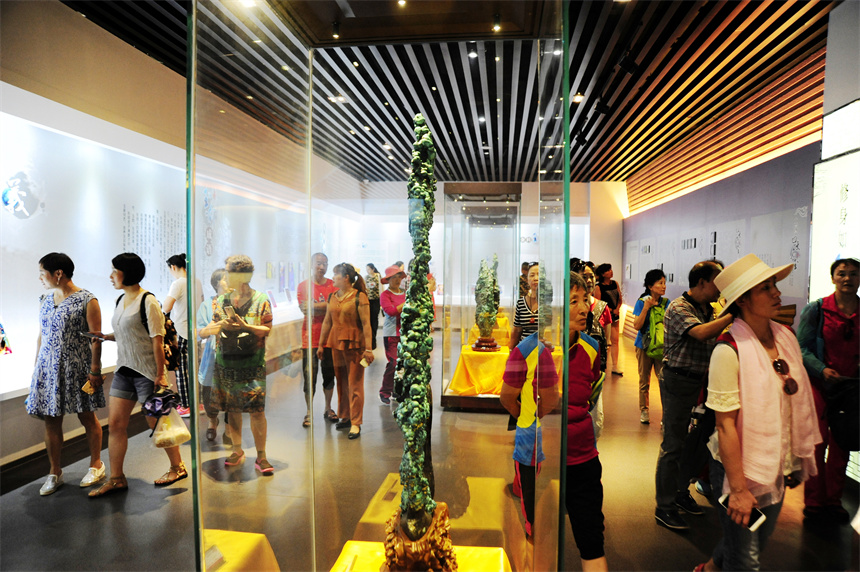 客商參觀竹山綠松石博物館。袁平凡攝