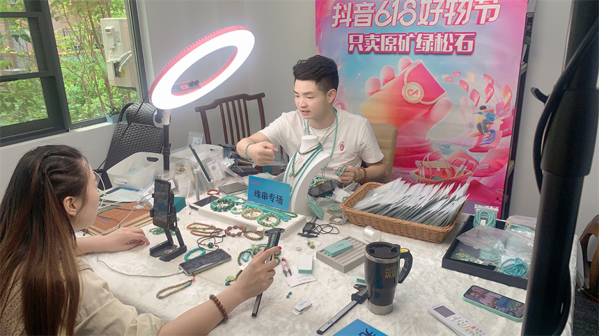竹山抖音電商直播基地，綠松石主播推介竹山綠松石飾品。向繼華攝