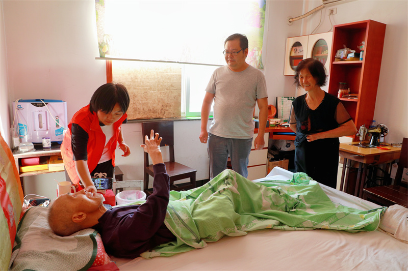 志愿者為失能老人提供居家上門服務(wù)。程思攝