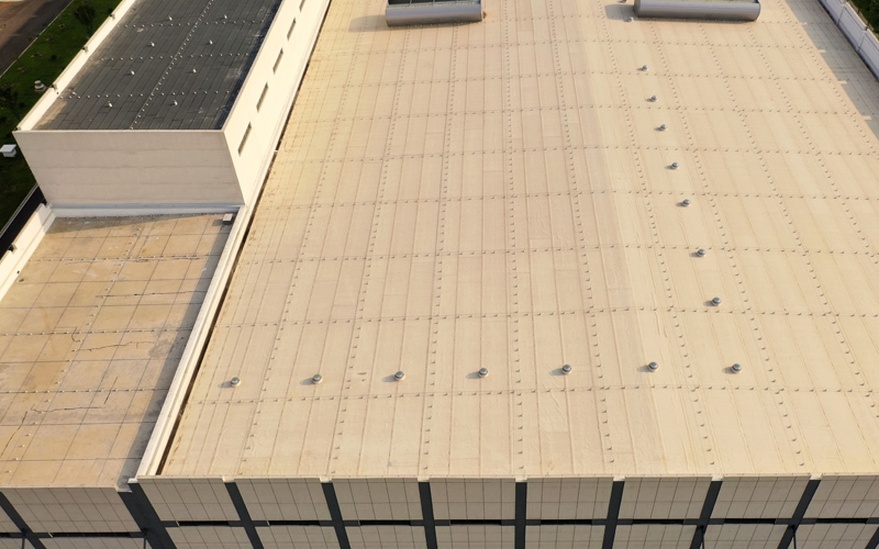 襄陽卷煙廠聯(lián)合工房上安裝的自然采光及光導(dǎo)照明系統(tǒng)導(dǎo)光管。馬強攝