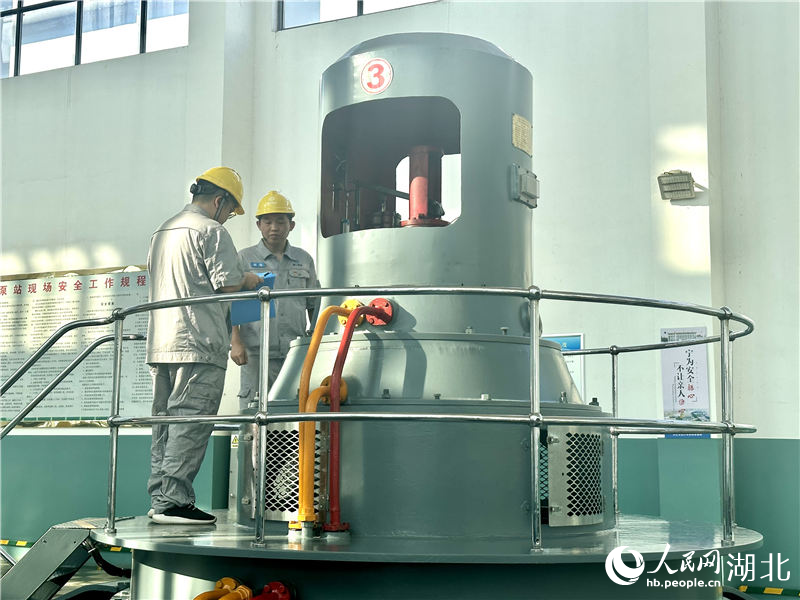 樊口電排站管理處電排運行中心工作人員對泵站進行維護。人民網(wǎng)記者 張沛攝