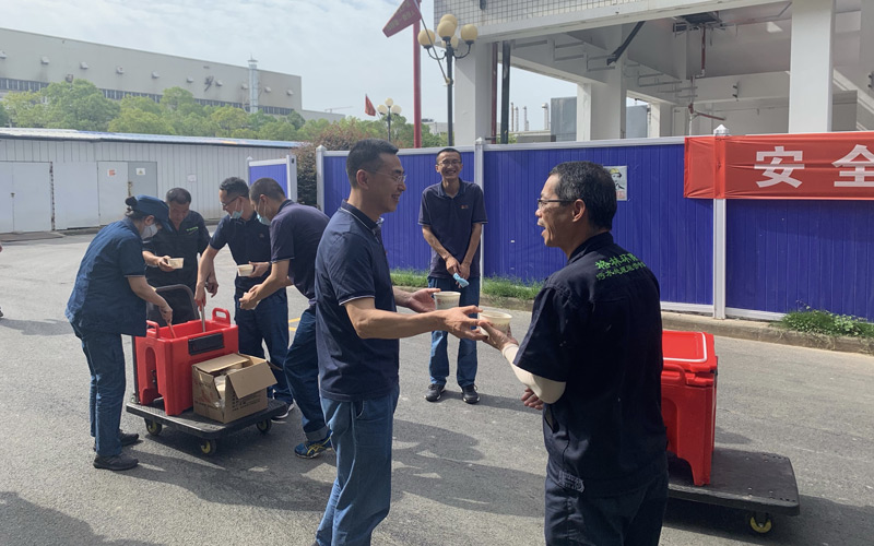 新業(yè)薄片公司黨委班子服務(wù)群眾送清涼。徐鵬攝