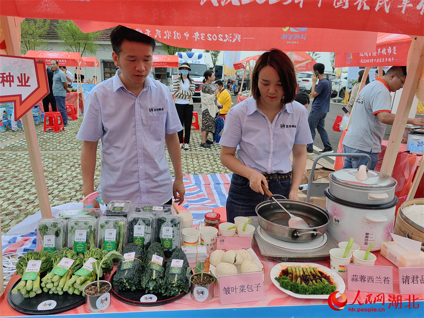 “江城百臻”豐收市集上，武漢50余家農(nóng)業(yè)企業(yè)帶來(lái)百余款特色農(nóng)副產(chǎn)品。人民網(wǎng)記者 郭婷婷攝