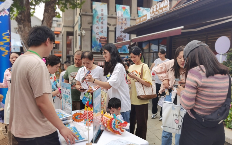 非遺“技·憶”節(jié)亮相武昌古城。