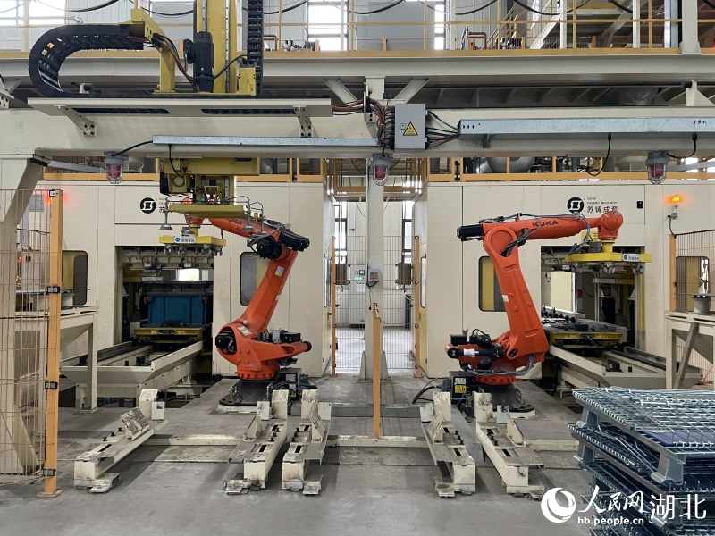 黃石東貝鑄造有限公司的自動(dòng)化生產(chǎn)線，該公司生產(chǎn)的雙質(zhì)量飛輪在國內(nèi)率先實(shí)現(xiàn)國產(chǎn)化替代。人民網(wǎng)記者 周恬攝
