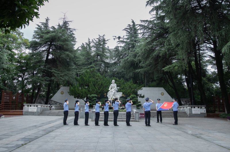 經(jīng)開(kāi)分局青年民警向英烈致敬。謝威攝