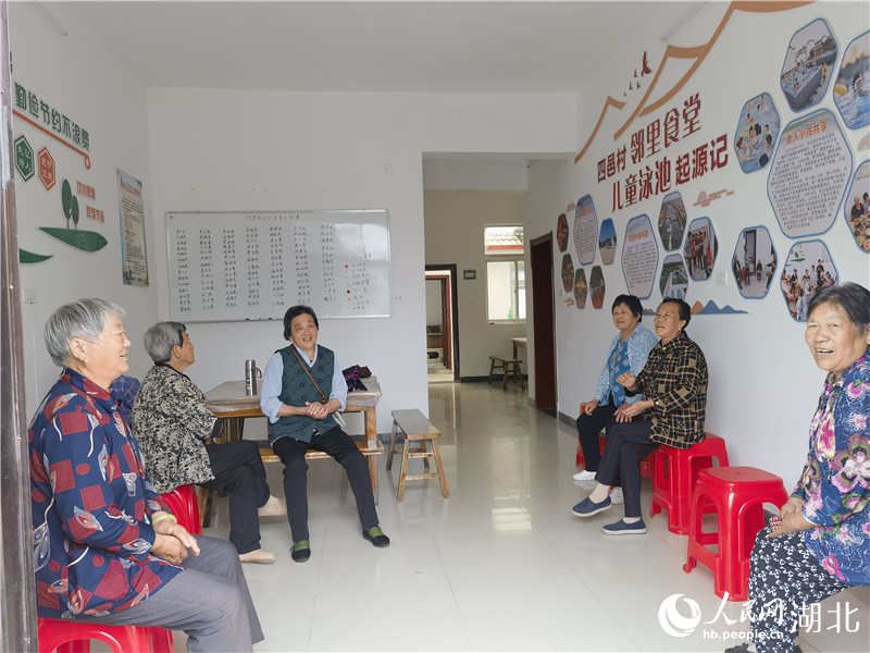 咸寧市嘉魚縣潘家灣鎮(zhèn)四邑村里的“鄰里食堂”里，老人們飯后聚在一起唱歌。人民網(wǎng) 周雯攝